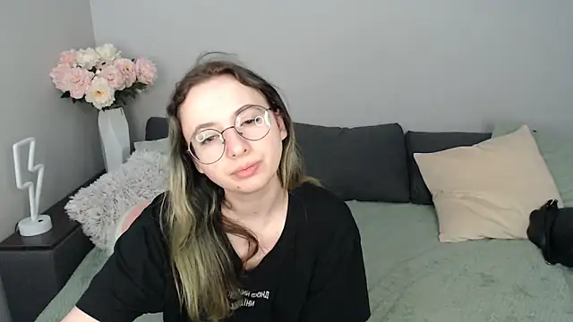 Mini Diva online show from 09.23.25