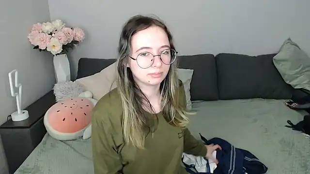 Mini Diva online show from 10.21.25