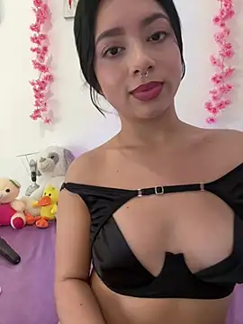 Snapshot of AliceJovovich chatting on 12.19.24 AliceJovovich online show from 12.19.24