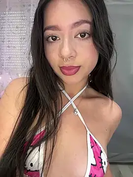 Snapshot of AliceJovovich chatting on 01.10.25 AliceJovovich online show from 01.10.25