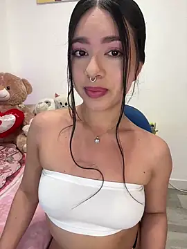 Snapshot of AliceJovovich chatting on 01.29.25 AliceJovovich online show from 01.29.25