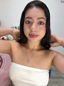 Snapshot of AliceJovovich chatting on 03.05.25 AliceJovovich online show from 03.05.25