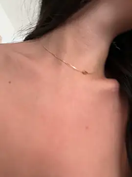 Snapshot of AliceJovovich chatting on 09.12.25 AliceJovovich online show from 09.12.25