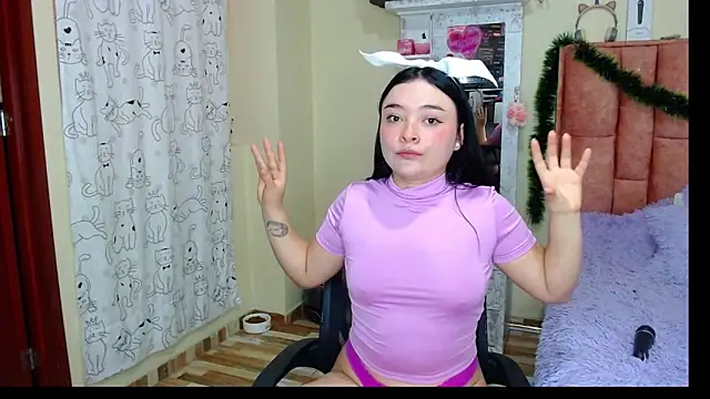 Snapshot of nahia__2 chatting on 12.19.24 nahia 2 online show from 12.19.24