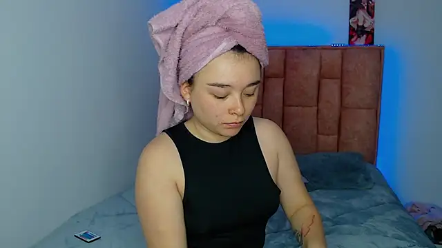 Snapshot of nahia__2 chatting on 10.29.25 nahia 2 online show from 10.29.25