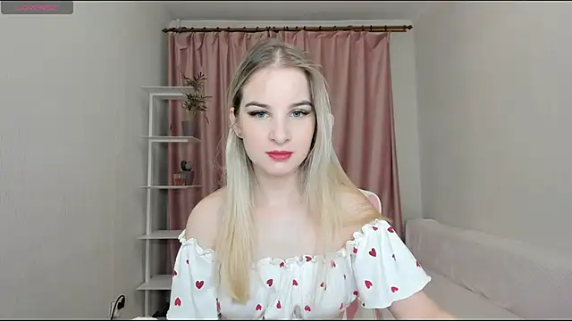 Snapshot of MiraSpaceGirl chatting on 12.12.24 MiraSpaceGirl online show from 12.12.24