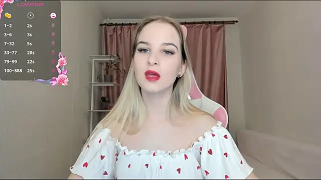 Snapshot of MiraSpaceGirl chatting on 01.10.25 MiraSpaceGirl online show from 01.10.25