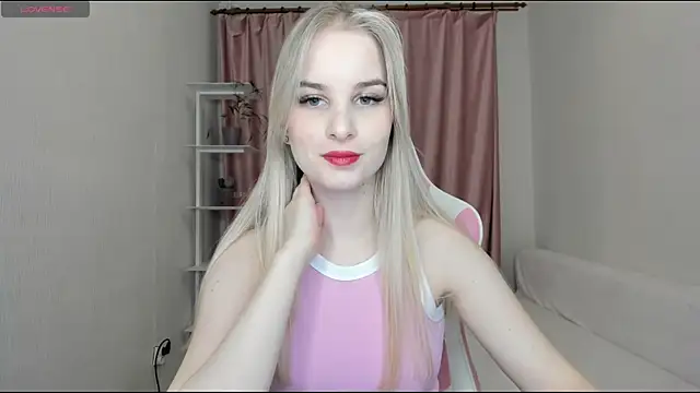 Snapshot of MiraSpaceGirl chatting on 02.14.25 MiraSpaceGirl online show from 02.14.25