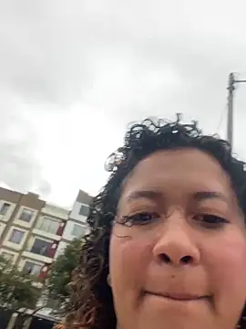 Kenia tompson01 online show from 11.28.25