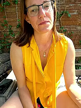 Snapshot of SpiceLea chatting on 04.21.26 SpiceLea online show from 04.21.26