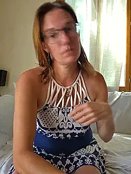 Snapshot of SpiceLea chatting on 05.26.26 SpiceLea online show from 05.26.26