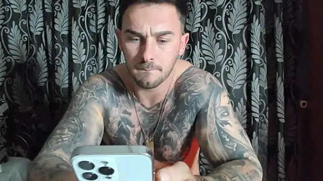 Snapshot of Jonmusclemaster chatting on 12.29.24 Jonmusclemaster online show from 12.29.24