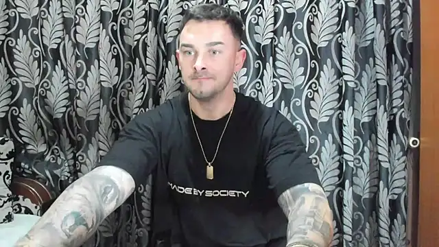 Snapshot of Jonmusclemaster chatting on 01.01.25 Jonmusclemaster online show from 01.01.25
