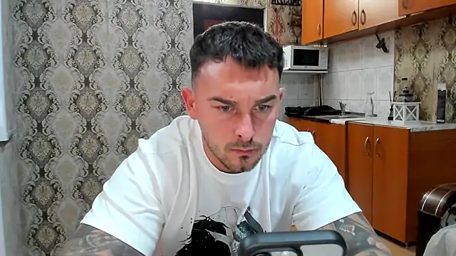 Snapshot of Jonmusclemaster chatting on 10.27.25 Jonmusclemaster online show from 10.27.25