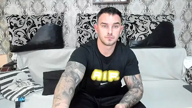 Snapshot of Jonmusclemaster chatting on 11.13.25 Jonmusclemaster online show from 11.13.25