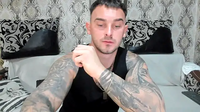 Snapshot of Jonmusclemaster chatting on 11.15.25 Jonmusclemaster online show from 11.15.25