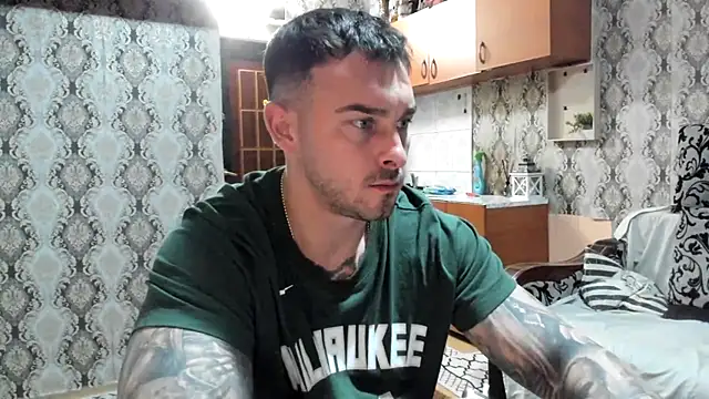 Snapshot of Jonmusclemaster chatting on 12.04.25 Jonmusclemaster online show from 12.04.25