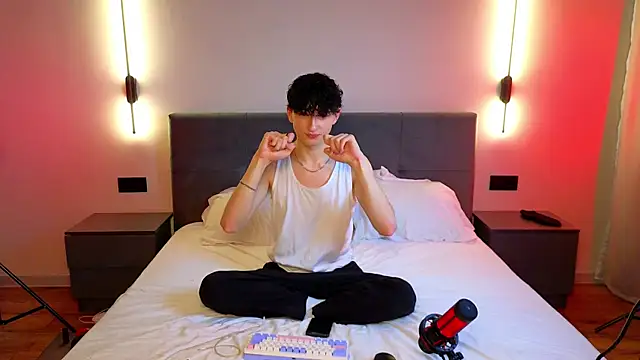 Snapshot of AmondCor chatting on 09.24.25 AmondCor online show from 09.24.25