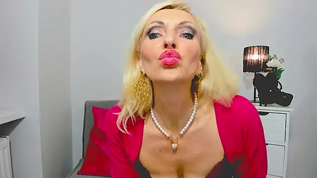 Snapshot of CrystalHotty chatting on 01.08.25 CrystalHotty online show from 01.08.25