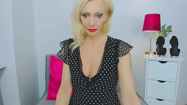 Snapshot of CrystalHotty chatting on 01.21.25 CrystalHotty online show from 01.21.25