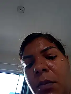 Snapshot of Indiazinhax chatting on 03.18.25 Indiazinhax online show from 03.18.25