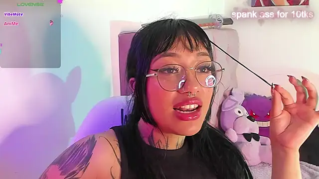 Snapshot of Akari1_Mischief chatting on 01.04.25 Akari1 Mischief online show from 01.04.25