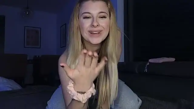 Mia-Minou online show from 02.14.25