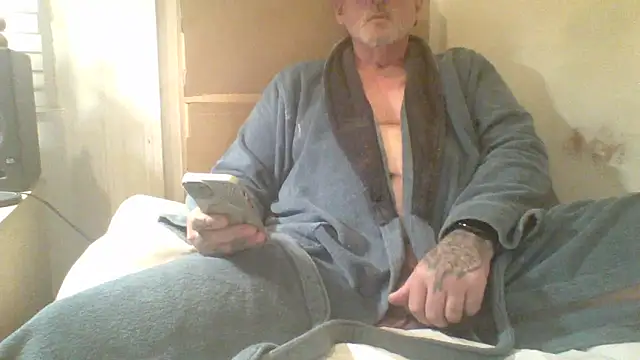 Snapshot of oldenglishguy chatting on 10.13.25 oldenglishguy online show from 10.13.25