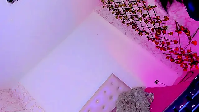 Snapshot of gilbanys_22 chatting on 12.21.25 gilbanys 22 online show from 12.21.25