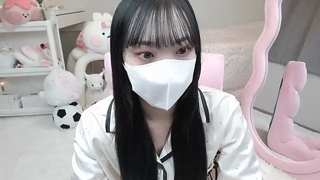 Snapshot of momo_room chatting on 12.12.24 momo room online show from 12.12.24