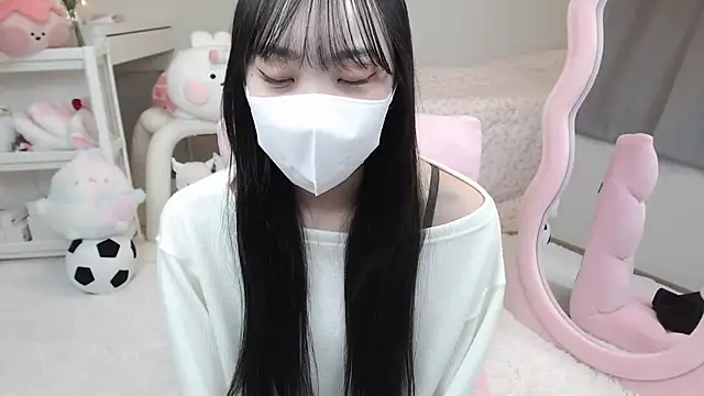Snapshot of momo_room chatting on 12.16.24 momo room online show from 12.16.24