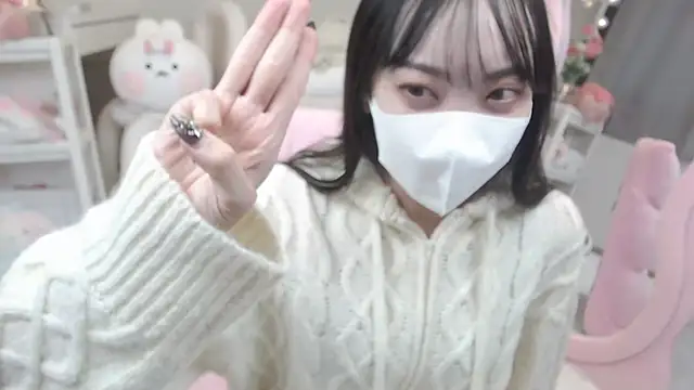 Snapshot of momo_room chatting on 01.04.25 momo room online show from 01.04.25