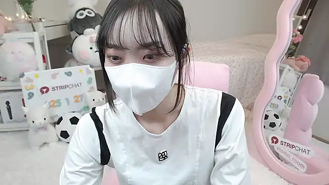 Snapshot of momo_room chatting on 01.27.25 momo room online show from 01.27.25