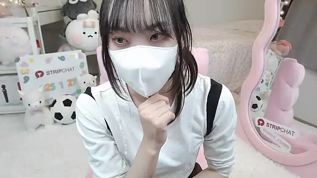 Snapshot of momo_room chatting on 01.27.25 momo room online show from 01.27.25