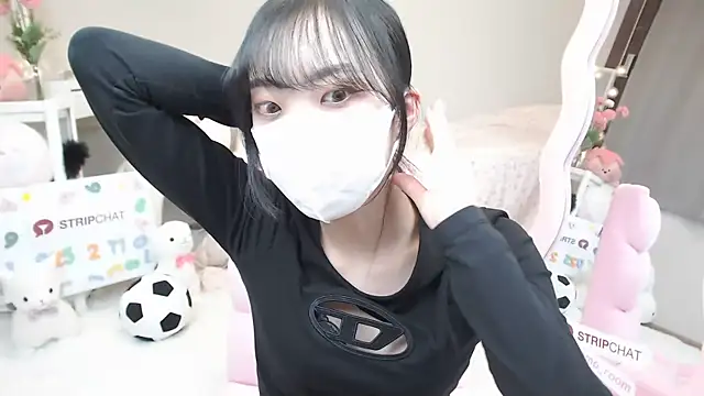 Snapshot of momo_room chatting on 02.17.25 momo room online show from 02.17.25