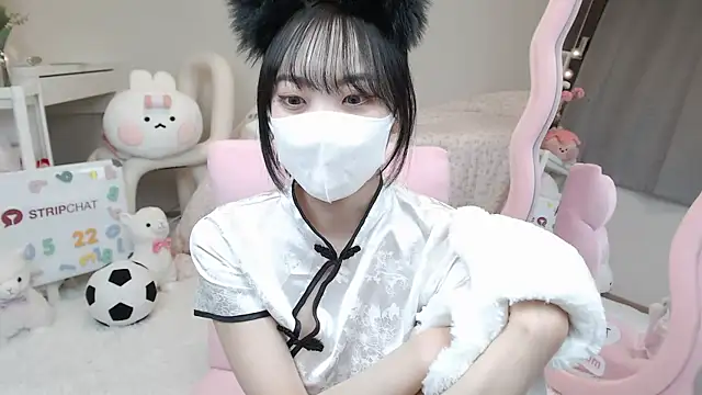 Snapshot of momo_room chatting on 02.22.25 momo room online show from 02.22.25