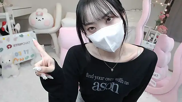 Snapshot of momo_room chatting on 03.17.25 momo room online show from 03.17.25
