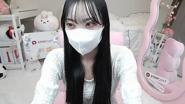 Snapshot of momo_room chatting on 03.22.25 momo room online show from 03.22.25