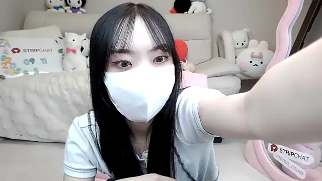 Snapshot of momo_room chatting on 09.11.25 momo room online show from 09.11.25