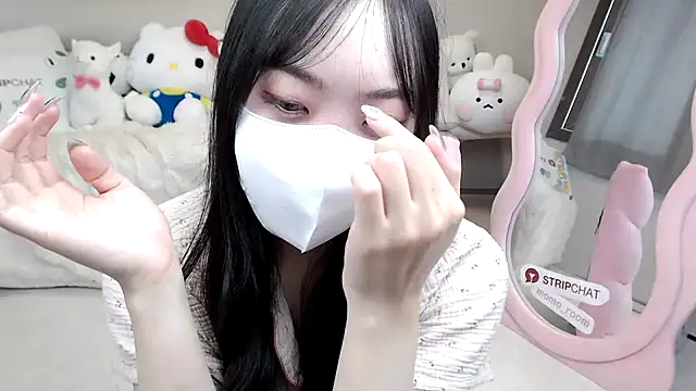 Snapshot of momo_room chatting on 09.15.25 momo room online show from 09.15.25
