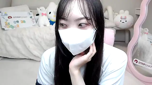 Snapshot of momo_room chatting on 09.28.25 momo room online show from 09.28.25