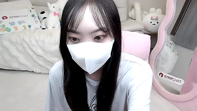 Snapshot of momo_room chatting on 10.04.25 momo room online show from 10.04.25