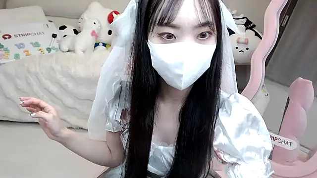 momo room online show from 10.18.25