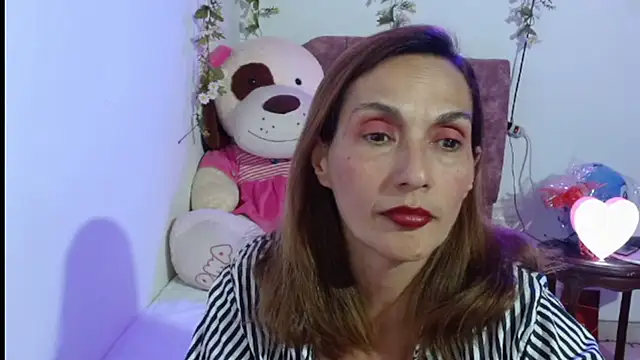 Snapshot of italagomez_ chatting on 11.20.25 italagomez online show from 11.20.25