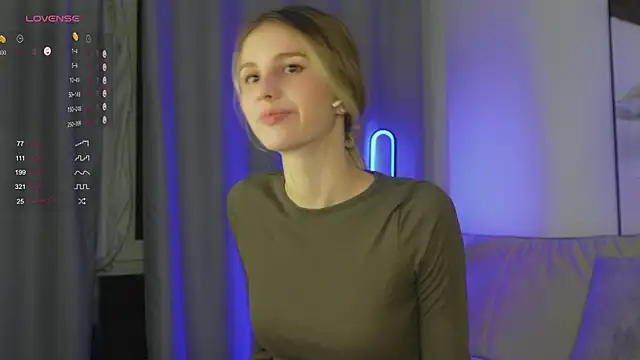 Snapshot of Fluffy-Angel chatting on 10.27.25 Fluffy-Angel online show from 10.27.25