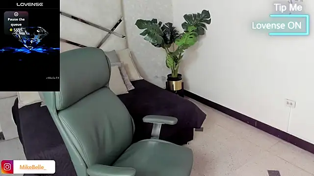 Snapshot of mike_belle chatting on 10.21.25 mike belle online show from 10.21.25