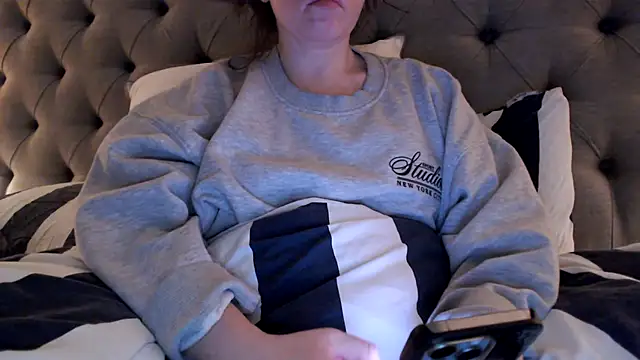 Snapshot of Sandysecret chatting on 11.18.25 Sandysecret online show from 11.18.25