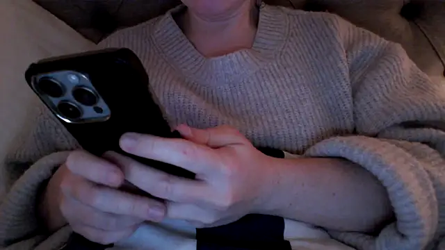 Snapshot of Sandysecret chatting on 11.20.25 Sandysecret online show from 11.20.25