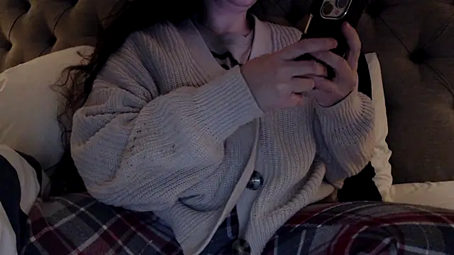 Snapshot of Sandysecret chatting on 11.24.25 Sandysecret online show from 11.24.25