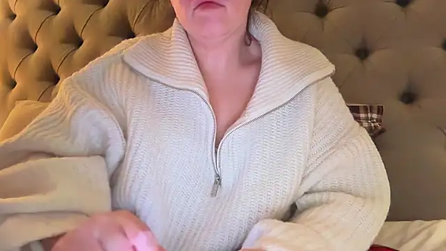 Snapshot of Sandysecret chatting on 12.14.25 Sandysecret online show from 12.14.25